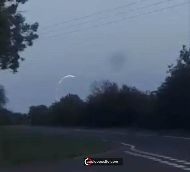NO ESTAMOS SOLOS: Un OVNI giró en círculos con un extraño patrón de fuego en Reino Unido
