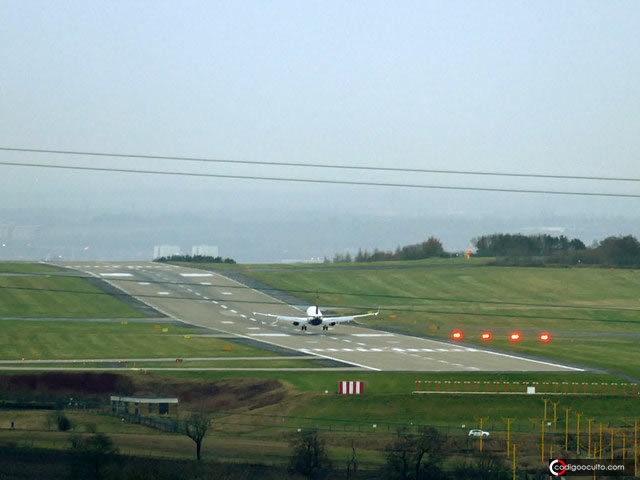 Avión de pasajeros estuvo a punto de chocar con un OVNI durante aterrizaje en Reino Unido