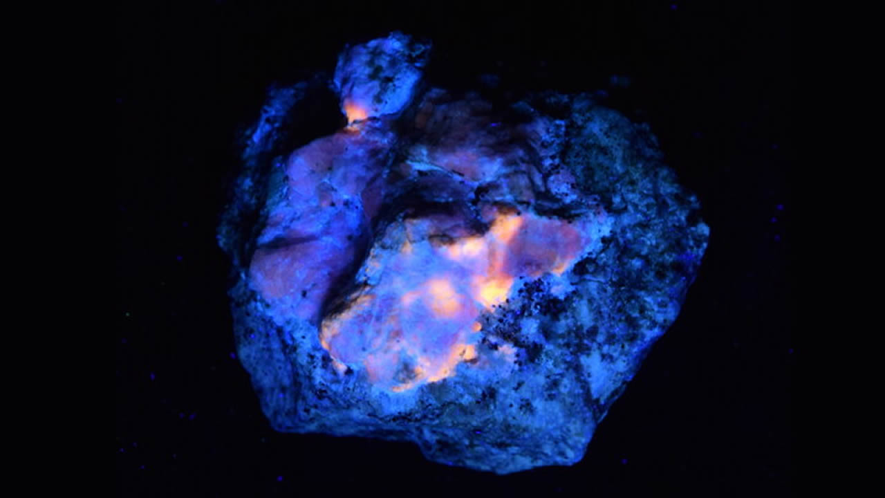 Hackmanita: descubren los secretos de cómo esta roca natural brilla en la oscuridad
