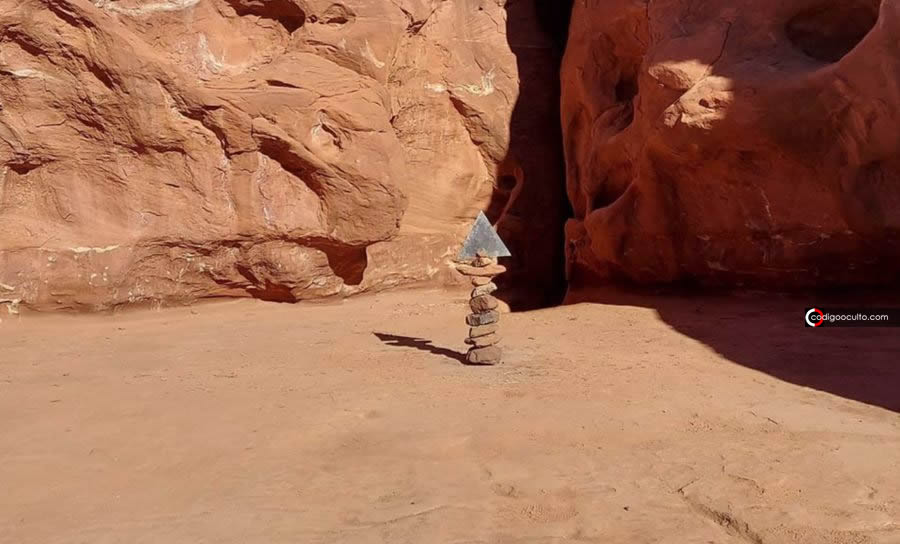 Misterioso «monolito» de Utah ha desaparecido y en su lugar colocan rocas y un «mensaje»