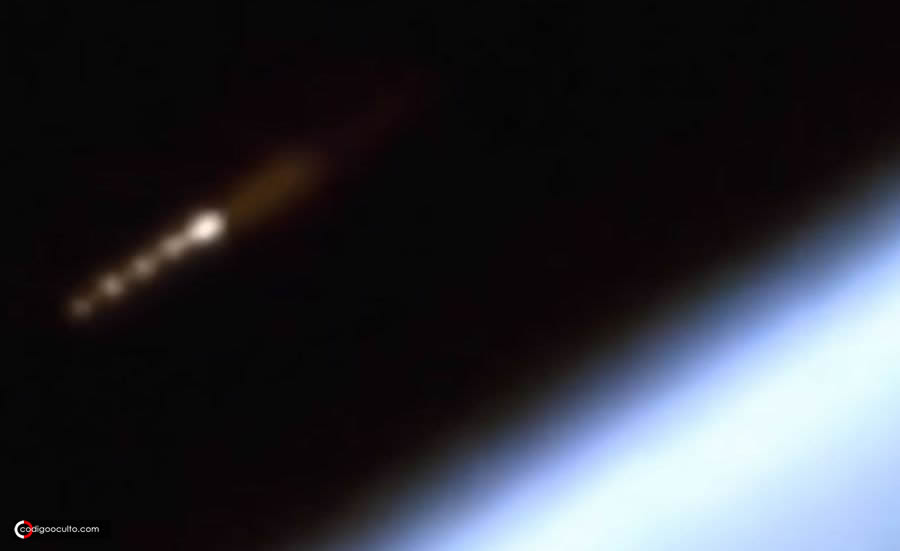Extraño objeto capturado volando cerca de la Estación Espacial Internacional