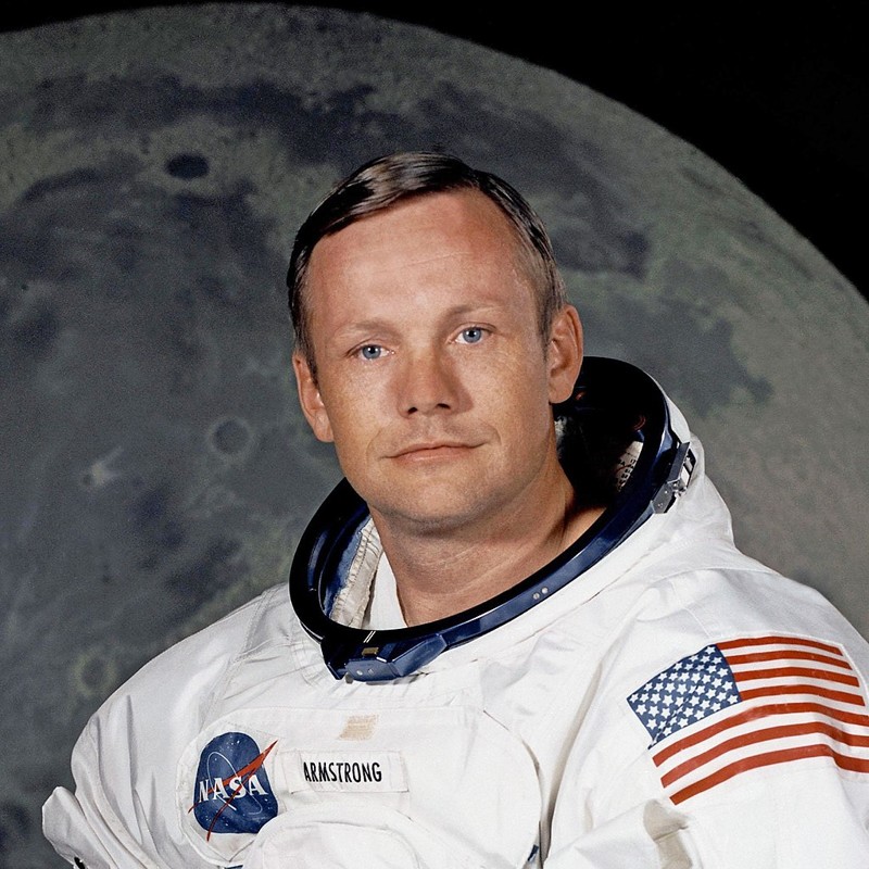 El «Documento Desclasificado» sobre Neil Armstrong... ¿Una relación con los Hombres de Negro? 