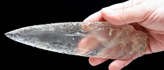 Hallan daga de cristal de 5.000 años en tumba megalítica prehistórica ibérica