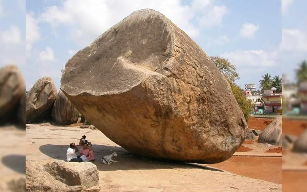 La misteriosa y enorme piedra «divina» en Mahabalipuram, India