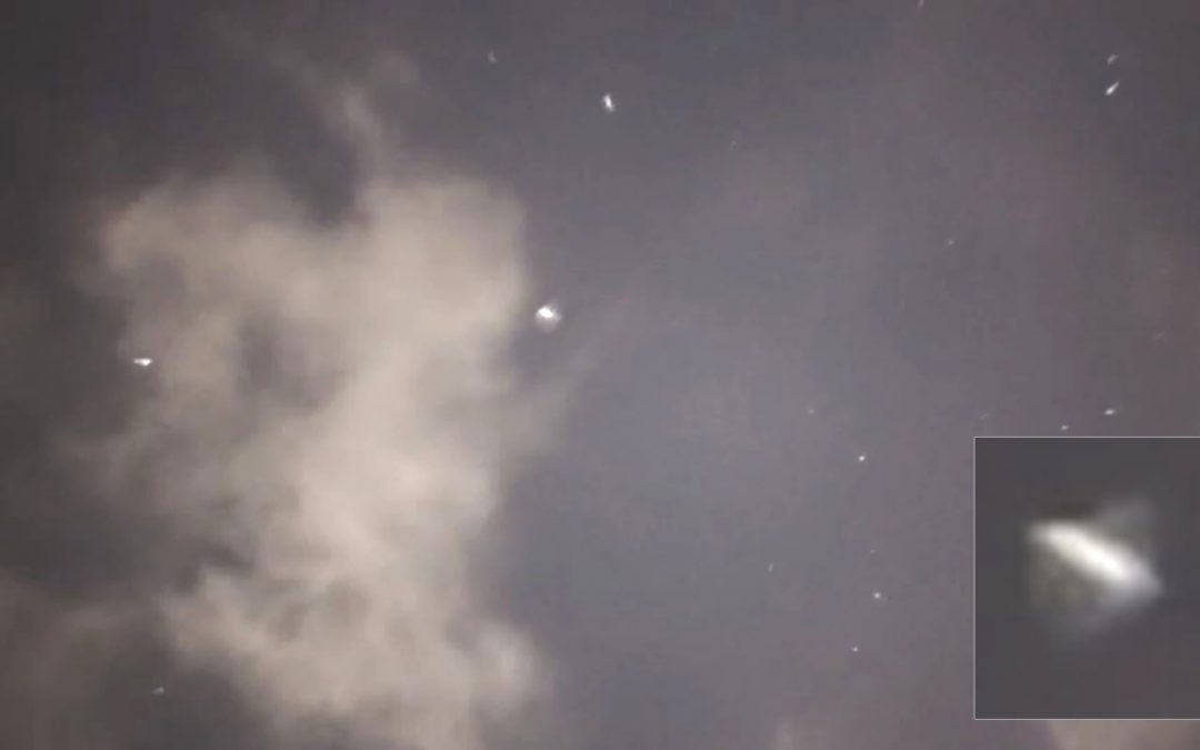 Enjambre de objetos desconocidos son grabados en cielo de Polonia (VÍDEO)