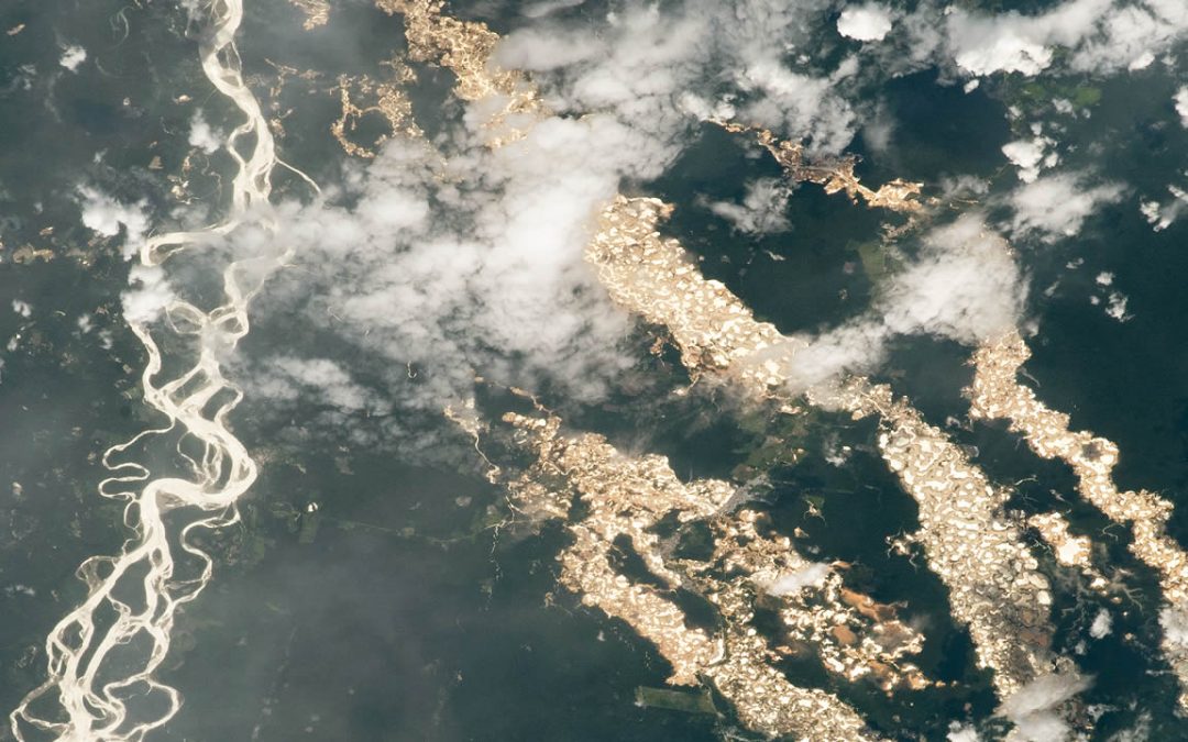 «Ríos de oro» surcan la Amazonía de Perú, en fotografía de NASA