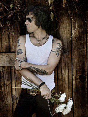 Enrique Bunbury quién supo integrar la famosa banda española, Héroes del Silencio, porta en su brazo, un tatuaje que recrea Ai Apaec