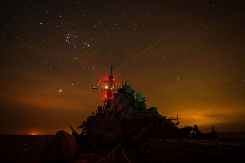 Un destructor de la Armada de EE. UU. navega bajo las estrellas