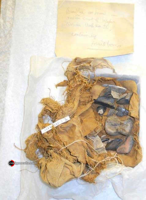 Fósiles egipcios en un paquete de lino sin envolver