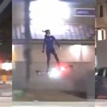 Hombre es visto volando por una ciudad montado en un artefacto similar a un drone