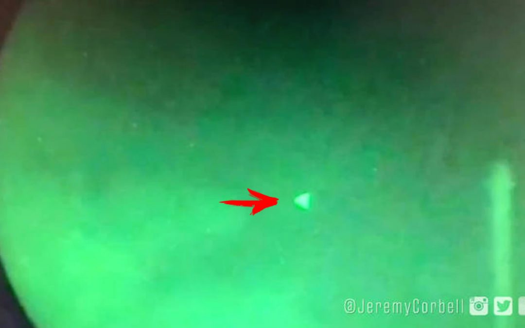 Filtran vídeo de «OVNI piramidal» volando sobre un buque de la Marina de EE. UU.