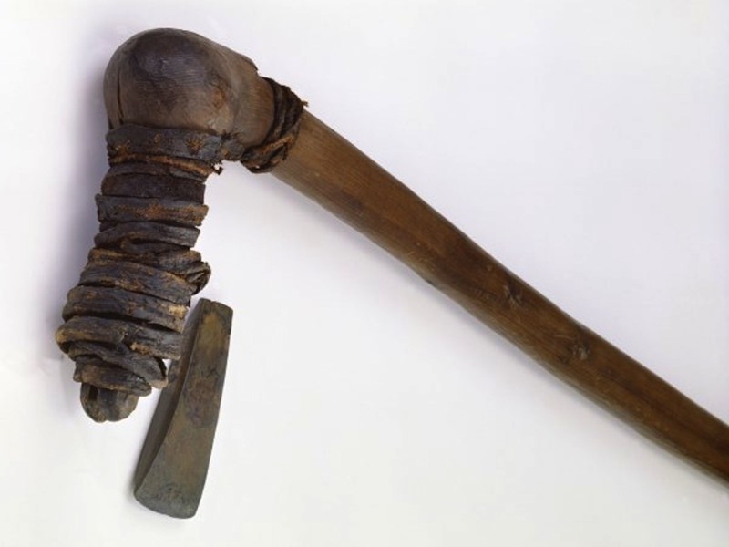 Réplica del hacha de Ötzi el hombre de hielo