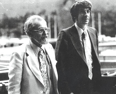 Dr. J. Allen Hynek (izquierda) y el Dr. Jacques Vallée (derecha)