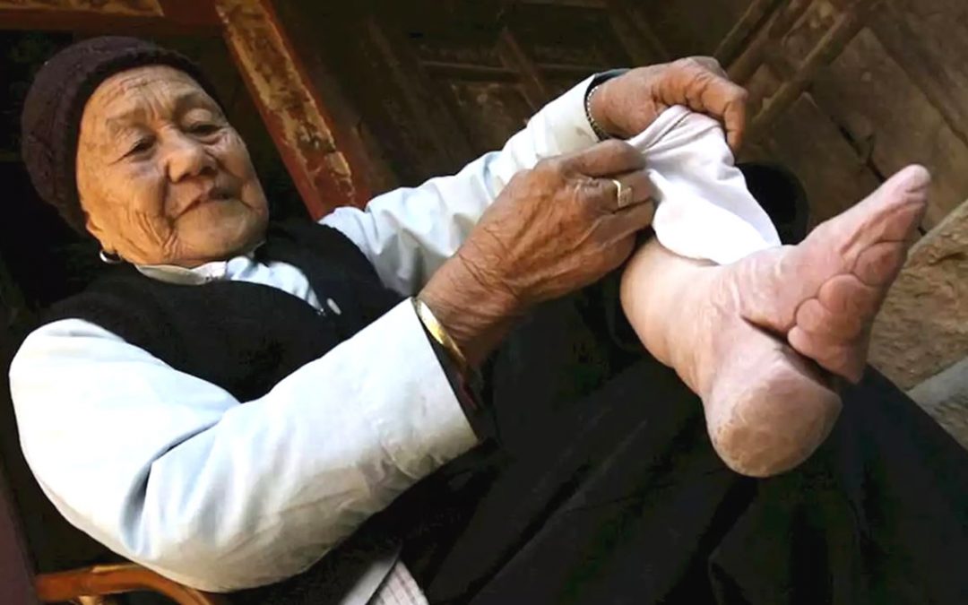 La extraña y antigua tradición de atar los pies para modificarlos
