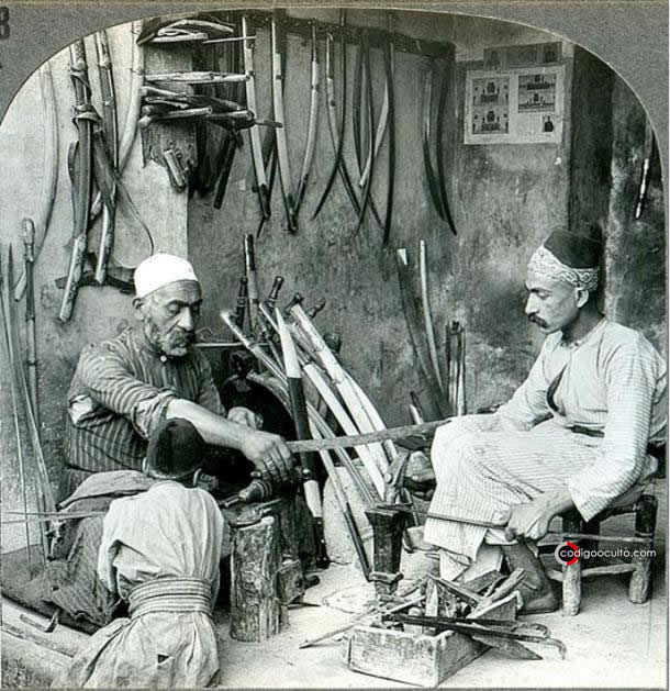 Un fabricante de espadas de acero de Damasco, Siria. Circa en 1900