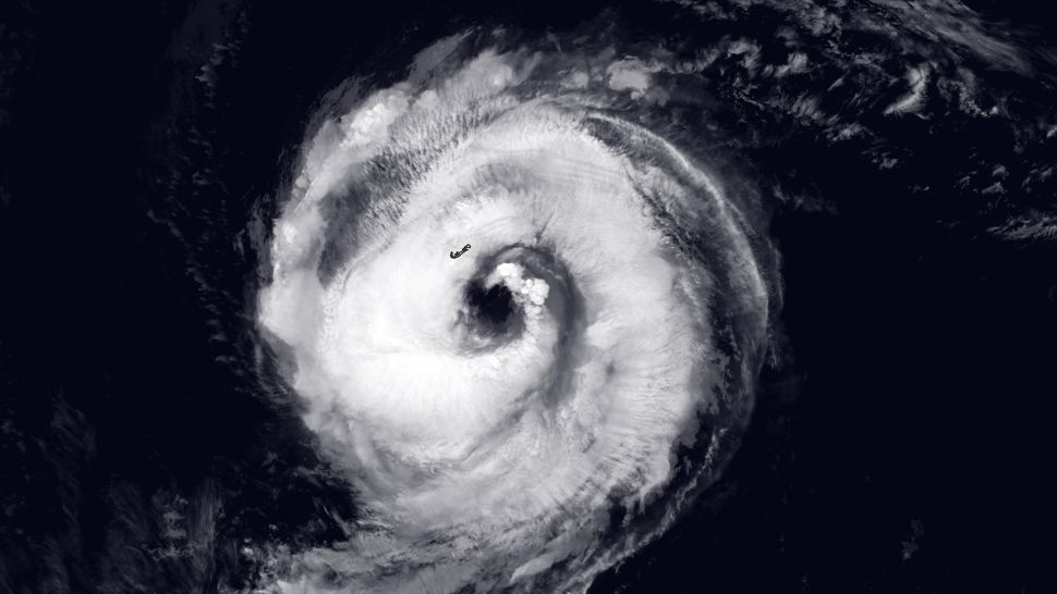 El 14 de septiembre de 2020, el ojo del huracán Paulette pasó directamente sobre las Bermudas (visible en la imagen como un punto oscuro entre las nubes al norte del ojo) con vientos máximos sostenidos de 150 km / h