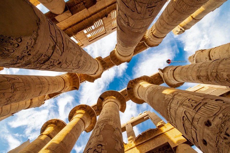 Enormes pilares en Karnak, Templo de Luxor, Egipto