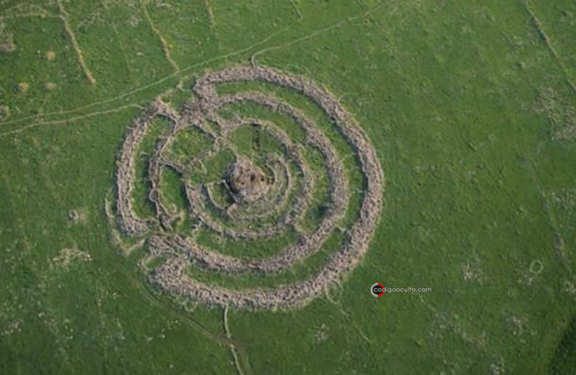 El ganado pastando cerca revela la escala de enormes anillos de piedra en las llanuras de los Altos del Golán