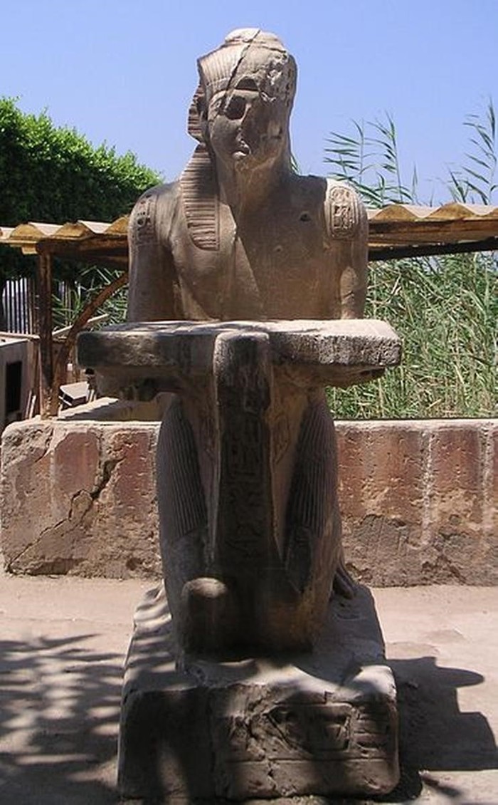 Estatua de Sethi II adorando a Atón en Heliópolis