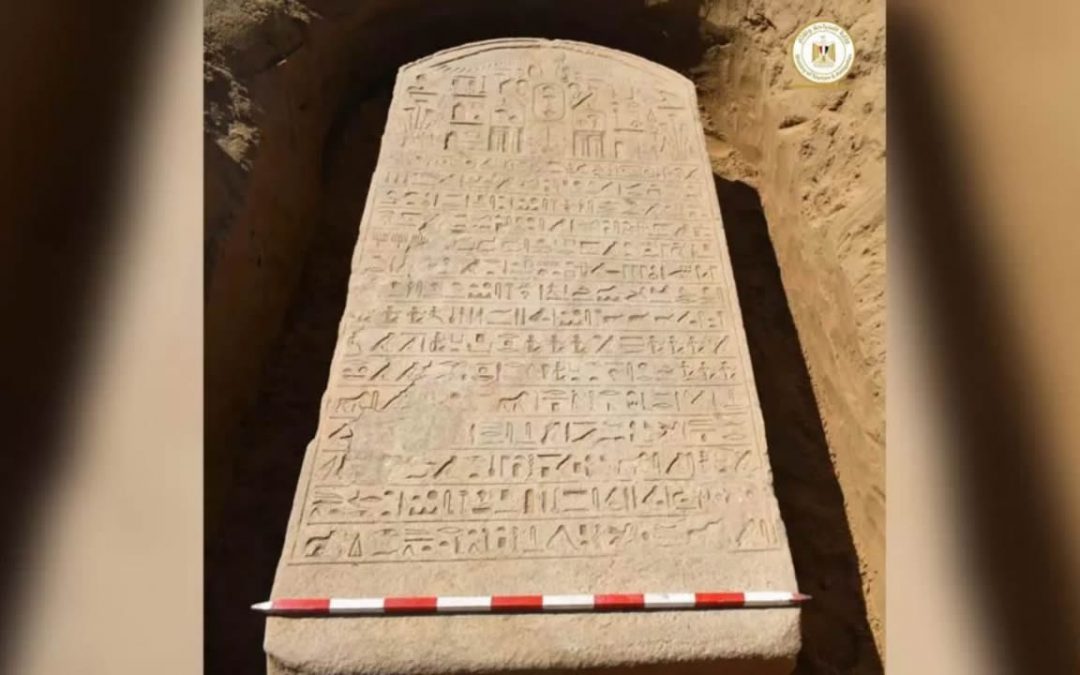 Granjero halla losa de piedra de 2.600 años erigida por un faraón egipcio