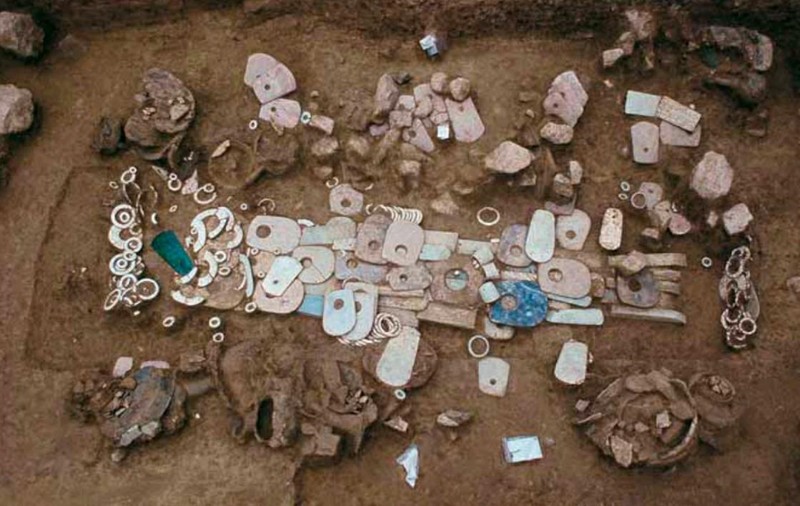 Tumba hallada conteniendo el ajuar funerario en Lingjiatan en China