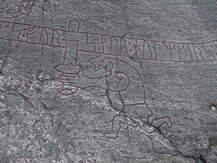 Antigua piedra rúnica en Suecia: Sigurd matando al dragón con Gram