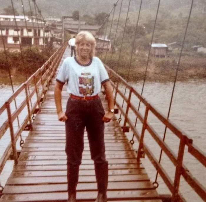 Bettina Allen cruzando el famoso puente, durante su ruta a Tayos