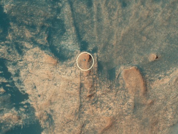 La cámara HiRISE a bordo del Mars Reconnaissance Orbiter de la NASA capturó esta foto del rover Curiosity el 18 de abril de 2021