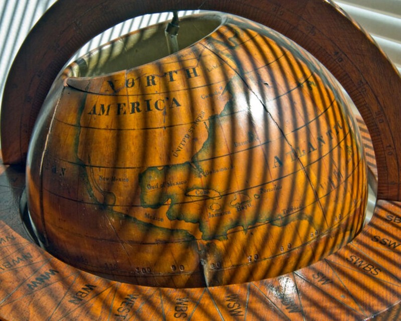 Esta esfera abierta en los polos, era utilizada por Symmes durante sus conferencias sobre Tierra Hueca