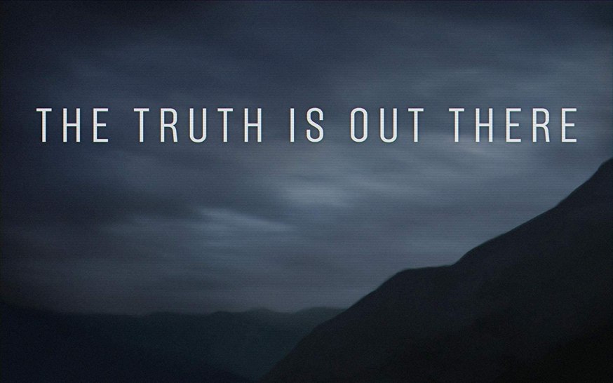 Captura de fotograma donde se lee "La verdad esta ahí afuera", lema del programa X Files