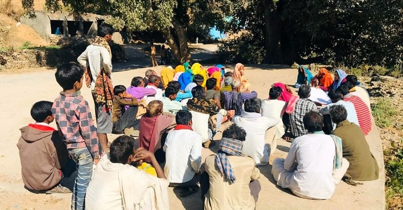 Residentes de la comunidad Karech en una reunión