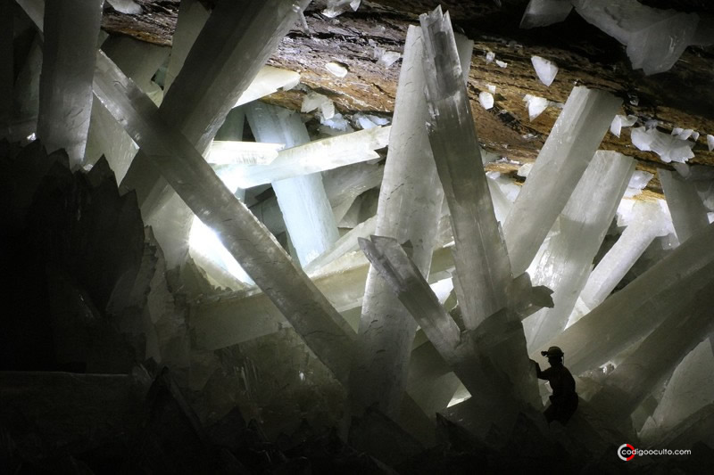 Fotografía de los cristales de yeso de la cueva de Naica (Cave of the Crystals). Nótese la persona que sirve de escala