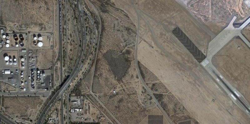 Un mapa aproximado del lugar donde, según los informes, se vio por primera vez el drone. A la izquierda están los tanques de combustible propiedad de una empresa privada de energía; a la derecha está la pista 12 en Davis-Monthan Air Force Base