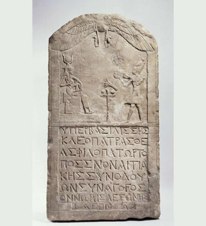 Estela de piedra caliza de Cleopatra haciendo una ofrenda a Isis, 51 a.C. 