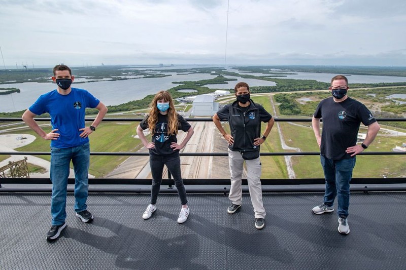 Los miembros de la tripulación de la misión Inspiration4 (desde la izquierda) Jared Isaacman, Hayley Arceneaux, Sian Proctor y Chris Sembroski posan en el Centro Espacial Kennedy en Florida el lunes 29 de marzo de 2021