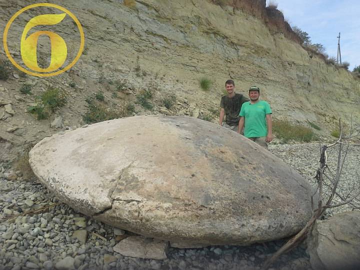 Una de las rocas con forma de disco hallados en Rusia