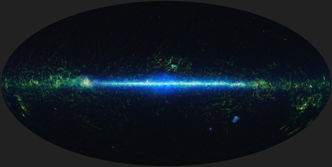Este mosaico muestra todo el cielo fotografiado por el Wide-field Infrared Survey Explorer (WISE). La luz infrarroja se refiere a longitudes de onda que son más largas que las visibles para el ojo humano. Muchos objetos cósmicos irradian infrarrojos, incluidas las nubes de gas y polvo donde se forman las estrellas y las enanas marrones