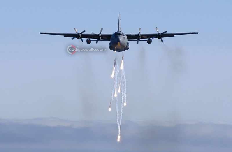 El Lockheed AC-130 es un avión con armamento pesado de ataque a tierra derivado del avión de transporte C-130 Hercules