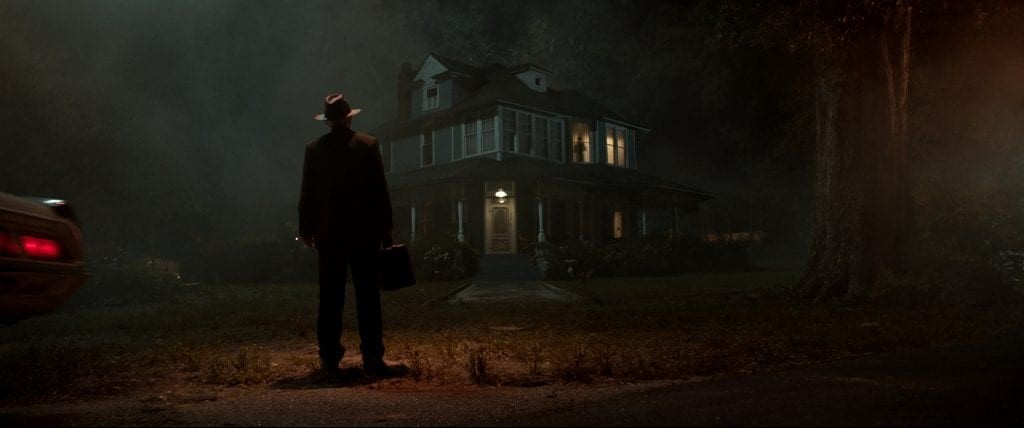 El padre Gordon (Steve Coulter) llega a la casa de los Glatzel para hacer un exorcismo. Película El Conjuro 3