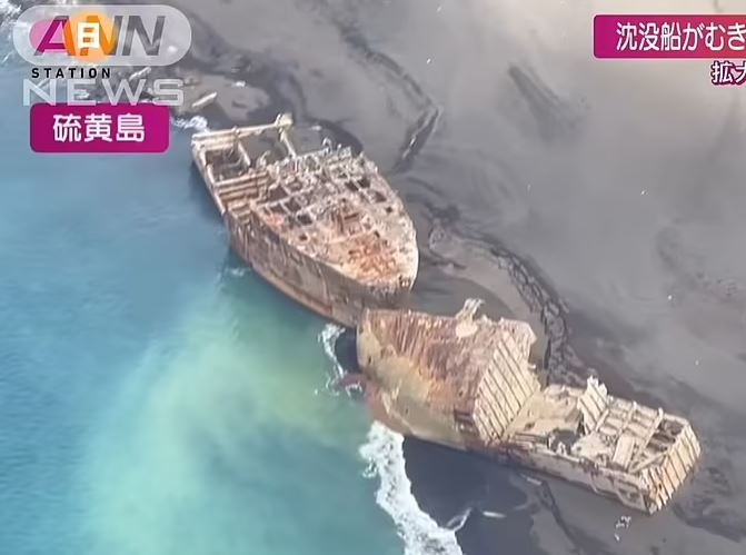 Debido a la actividad volcánica cercana, restos de barcos de la Segunda Guerra Mundial emergieron por primera vez en casi 80 años