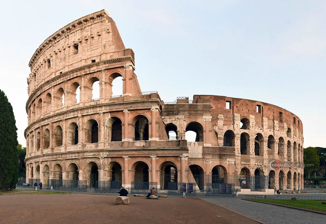 Fotografía del Coliseo o Anfiteatro Flavio. Es un anfiteatro de la época del Imperio romano, construido en el siglo I
