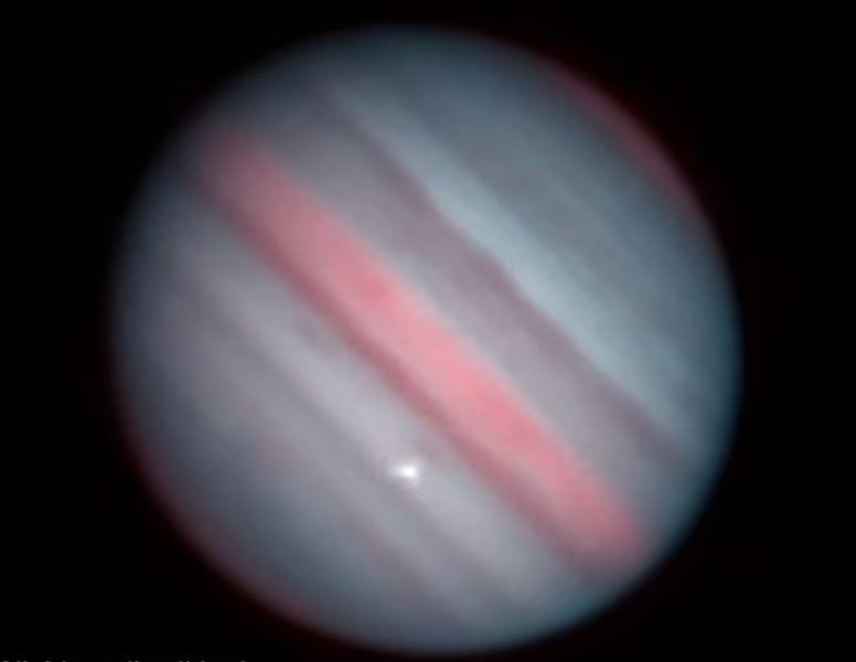 Un equipo, dirigido por Ko Arimatsu de la Universidad de Kyoto, publicó imágenes de una misteriosa luz brillante que aparece en el planeta gaseoso gigante durante unos cuatro segundos el viernes 15 de octubre. Júpiter ha sido coloreado para mostrar la luz brillante