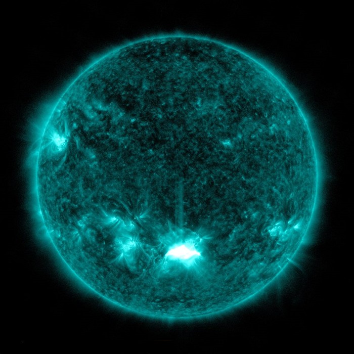 El Solar Dynamics Observatory de NASA capturó esta imagen de una llamarada solar, como se ve en el destello brillante en el centro inferior del Sol, el 28 de octubre de 2021