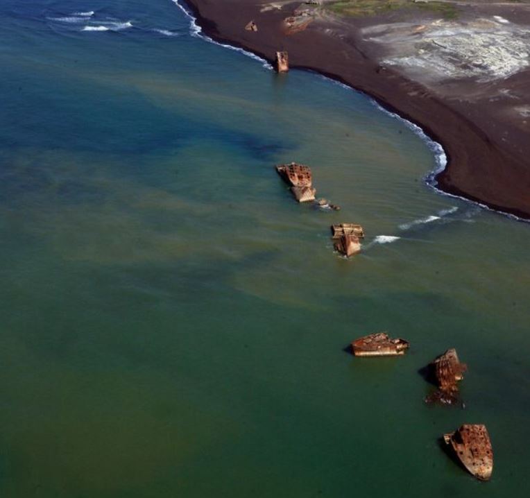 Dos docenas de barcos de la Segunda Guerra Mundial aparecieron en las playas de Iwo Jima