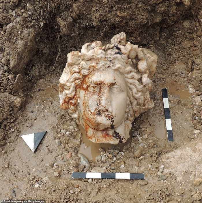 Descrito como poseedor de una "belleza asombrosa", los restos hallados corresponden a Afrodita, la diosa del amor, y Dioniso (en la foto), el dios del vino
