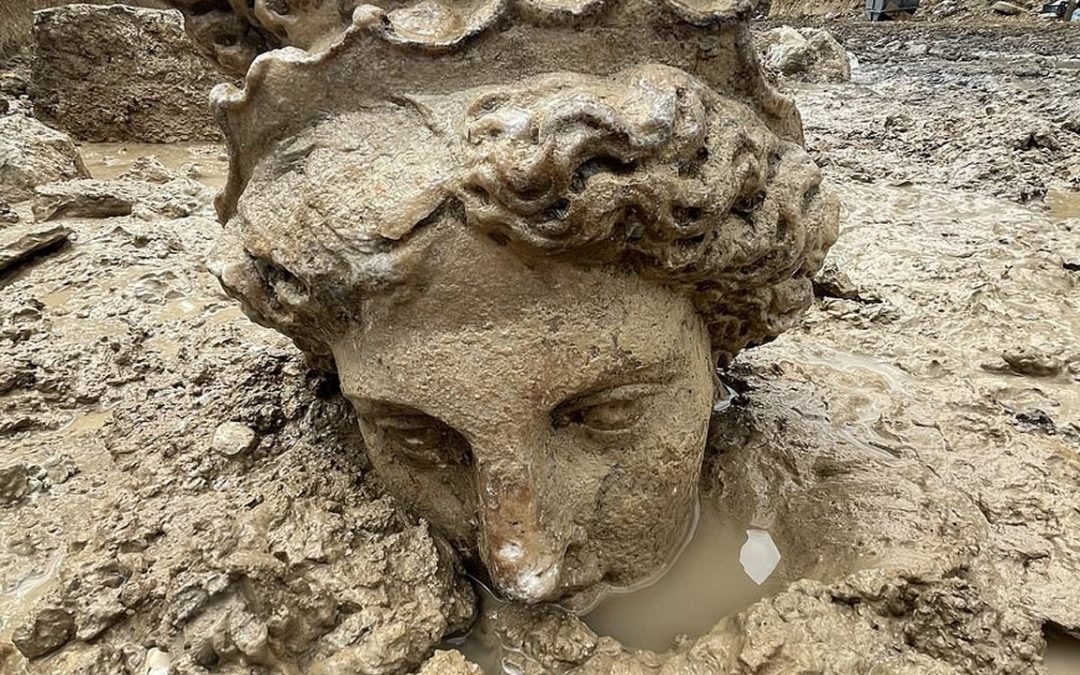 Hallan cabezas de estatuas de dioses griegos Afrodita y Dionisio de 5.000 años en una ciudad de Turquía