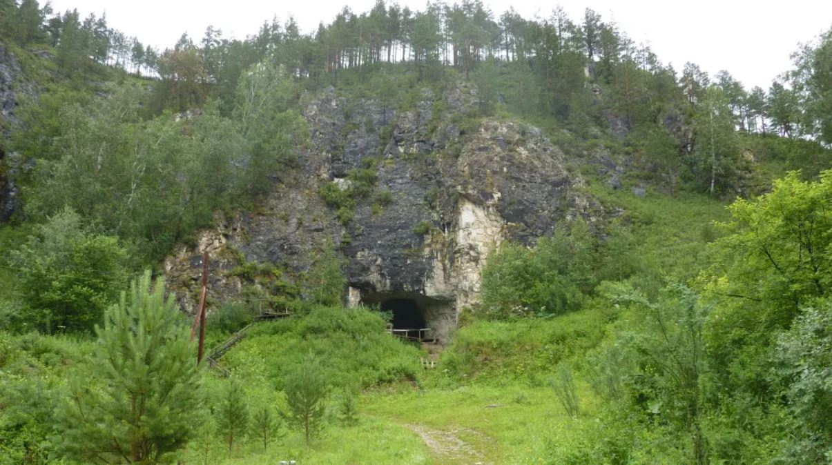 El primer indicio de la existencia de denisovanos, en forma de hueso de un dedo, fue descubierto en esta cueva siberiana, llamada cueva Denisova
