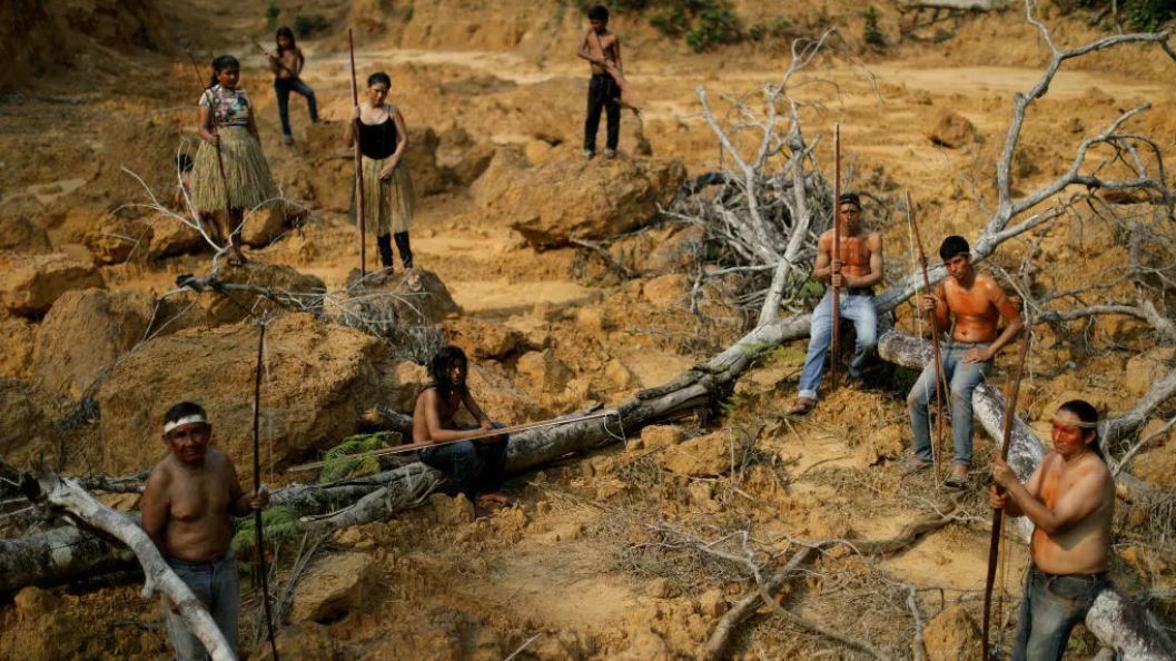 Indígenas de la tribu Mura muestran un área deforestada en tierras indígenas sin marcar dentro de la selva amazónica cerca de Humaita, estado de Amazonas, Brasil, el 20 de agosto de 2019