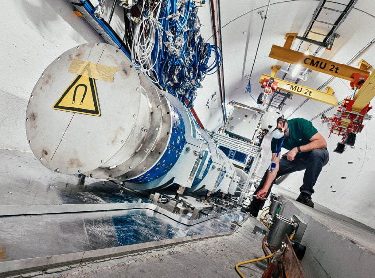 El detector de partículas FASER que recibió la aprobación del CERN para su instalación en el Gran Colisionador de Hadrones en 2019 se ha mejorado recientemente con un instrumento para detectar neutrinos. El equipo de FASER dirigido por la UCI utilizó un detector más pequeño del mismo tipo en 2018 para hacer las primeras observaciones de las elusivas partículas generadas en un colisionador. El nuevo instrumento podrá detectar miles de interacciones de neutrinos durante los próximos tres años, dicen los investigadores