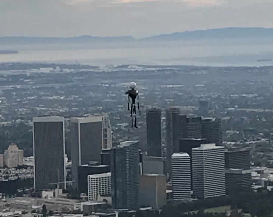 Muñeco unido a un drone observado en Los Ángeles